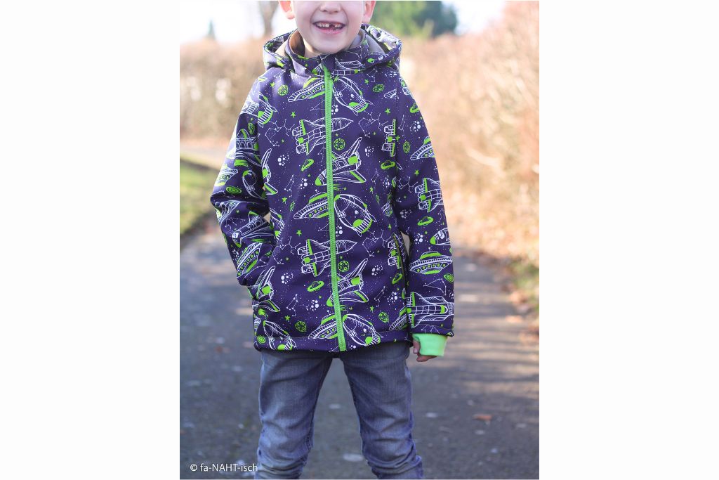 NANO-Softshell "Fiete" mit Raketen und UFOs, Swafing, dunkelblau, grün, 0,5 m