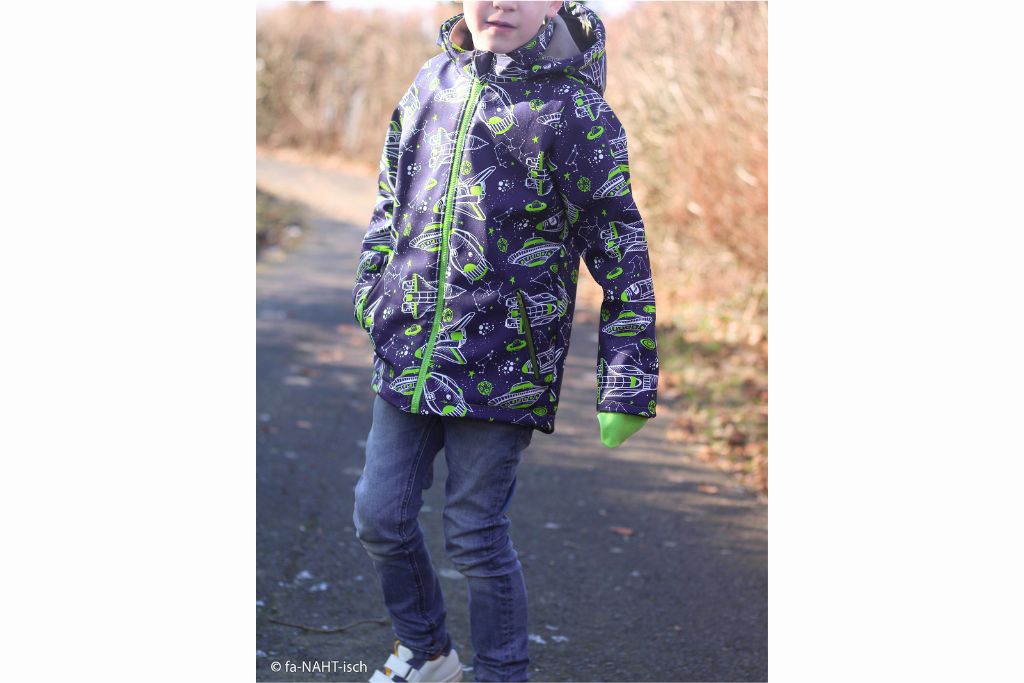 NANO-Softshell "Fiete" mit Raketen und UFOs, Swafing, dunkelblau, grün, 0,5 m