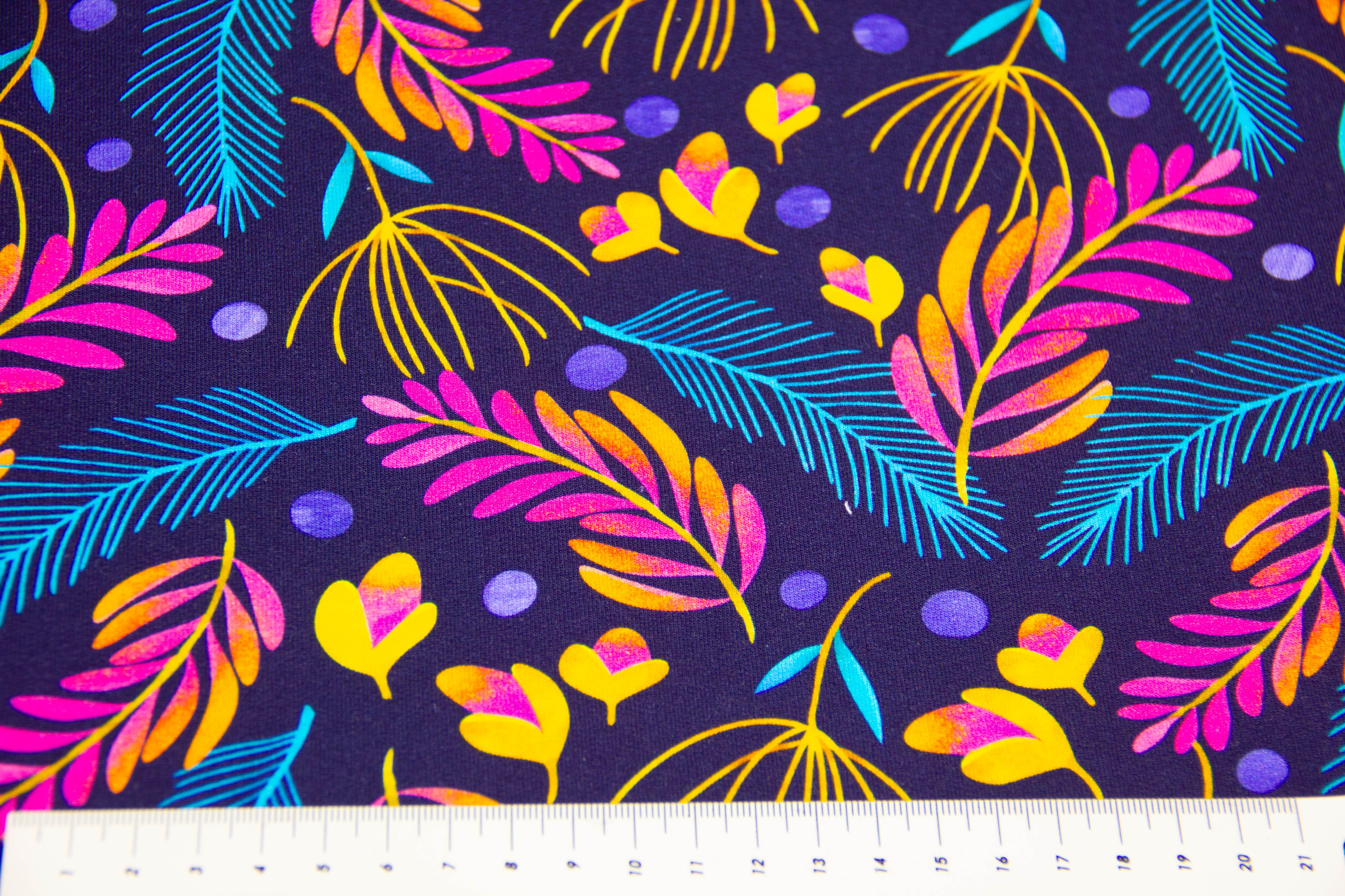 Restmenge 67 cm French Terry mit Farnen und Blumen, dunkelblau