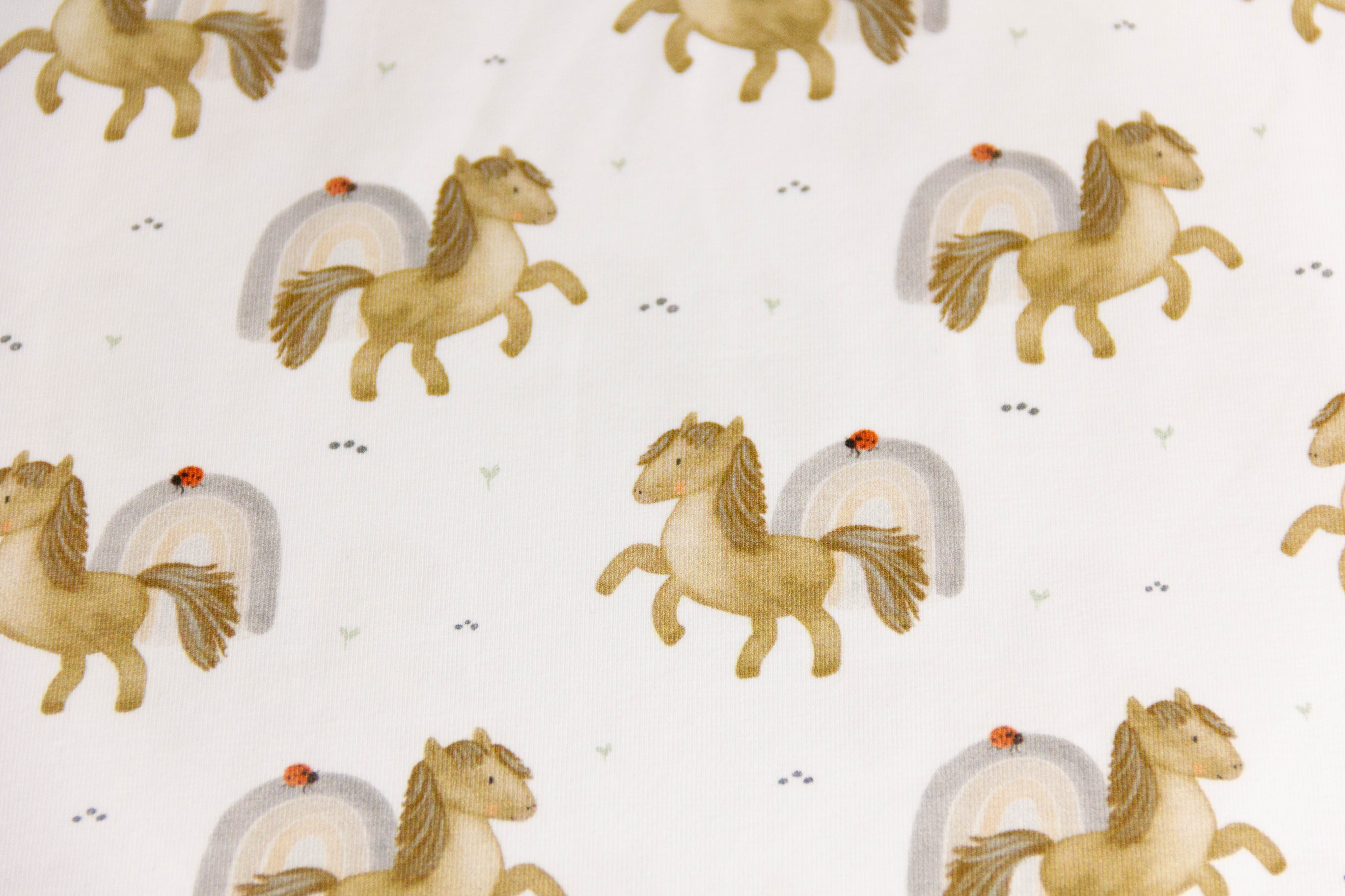 Jersey mit Pferden und Regenbogen, ecru, Artikel-Nr. FVJ-3500, Fräulein von Julie, 0,5 m