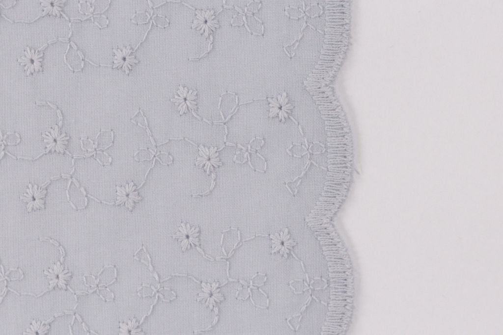 B-Ware 50 cm Baumwoll-Lochstickerei, rauchblau