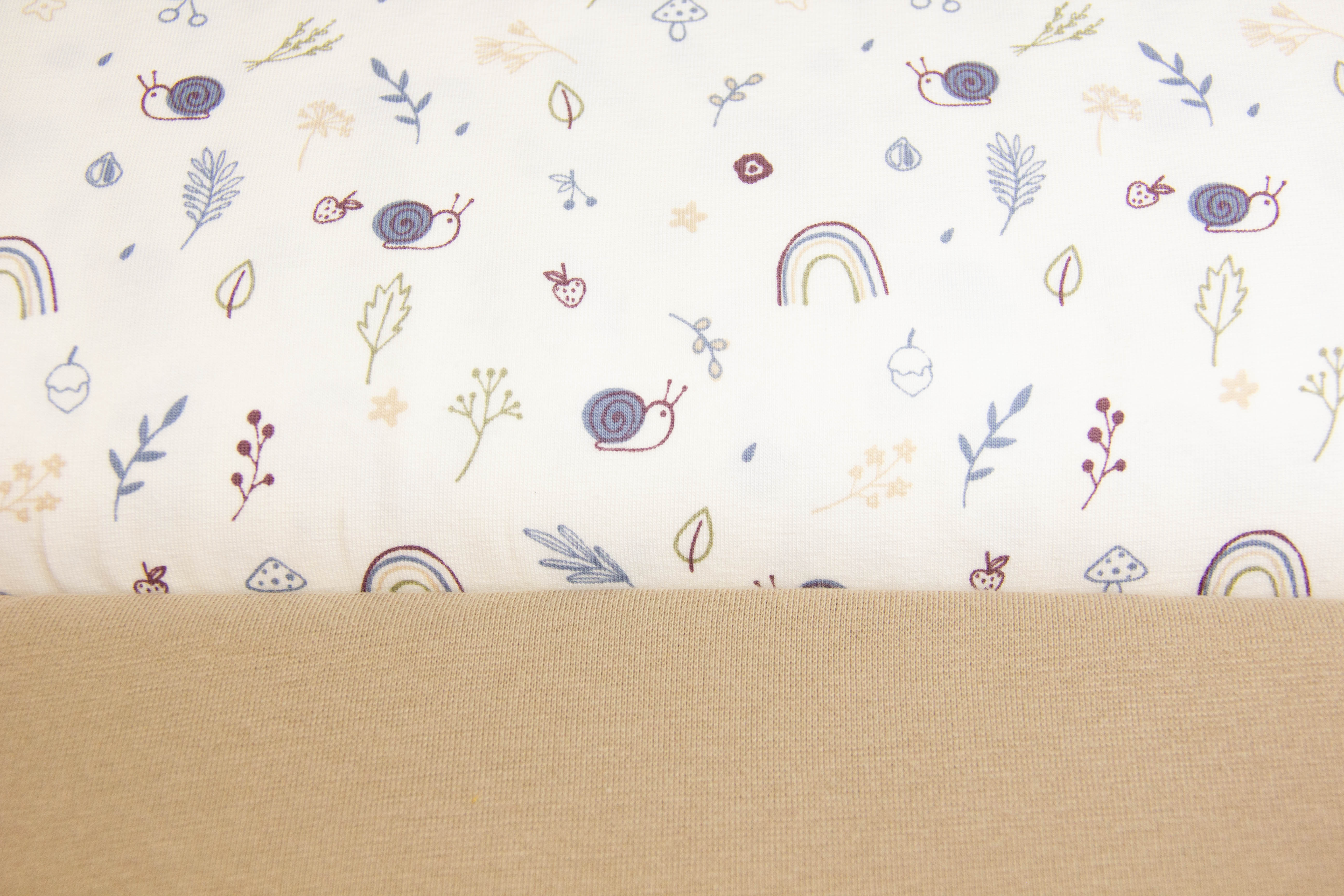 Stoffpaket Jersey + Bündchen mit Schnecken und Regenbogen, ecru, camel