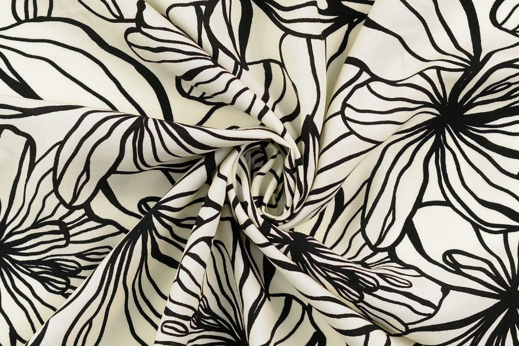 Viskose Webware mit Blumen, schwarz, naturweiß, 0,5 m