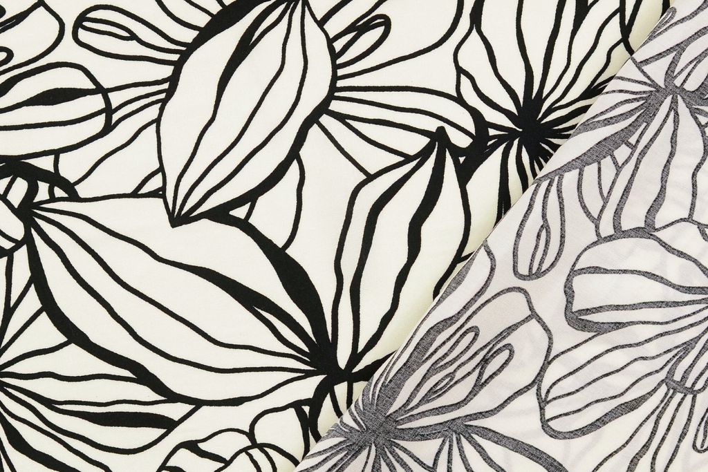 Viskose Webware mit Blumen, schwarz, naturweiß, 0,5 m