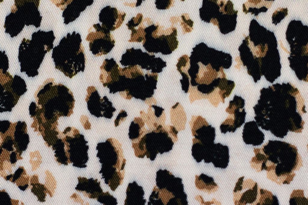 Restmenge 35 cm Viskose Webware "Namibia", Leoprint, schwarz, natur