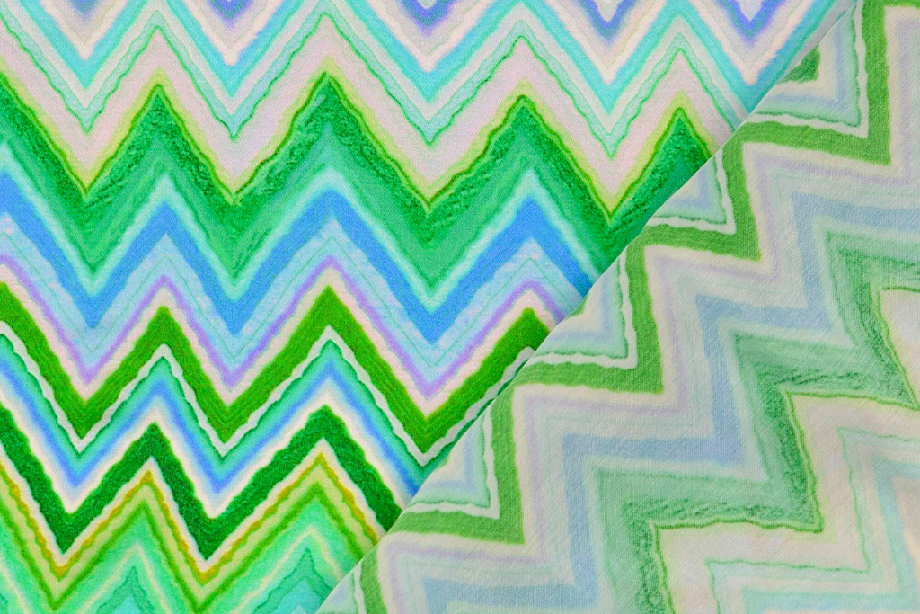 Viskose Satin mit Zickzack Muster, grün, 0,5 m