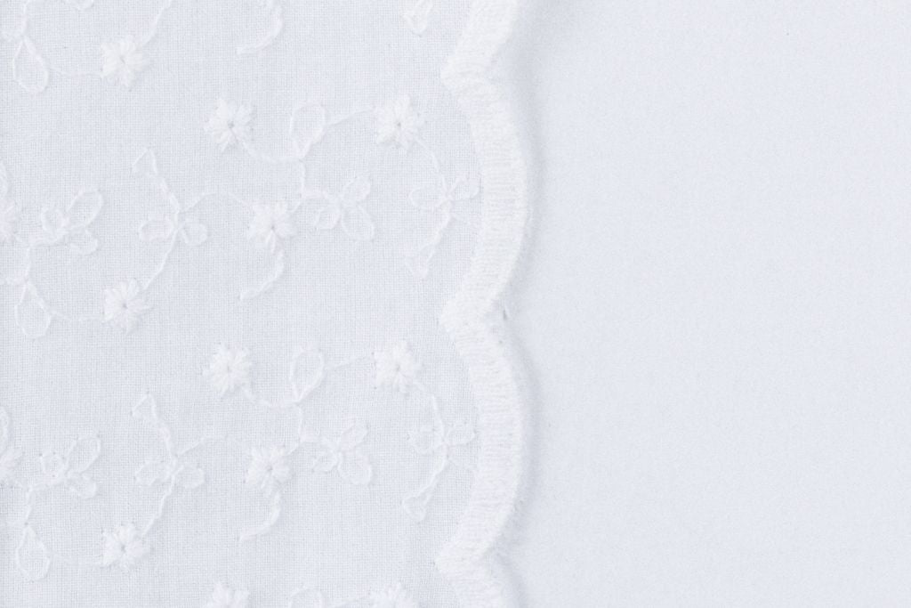 B-Ware 50 cm Baumwoll-Lochstickerei, weiß