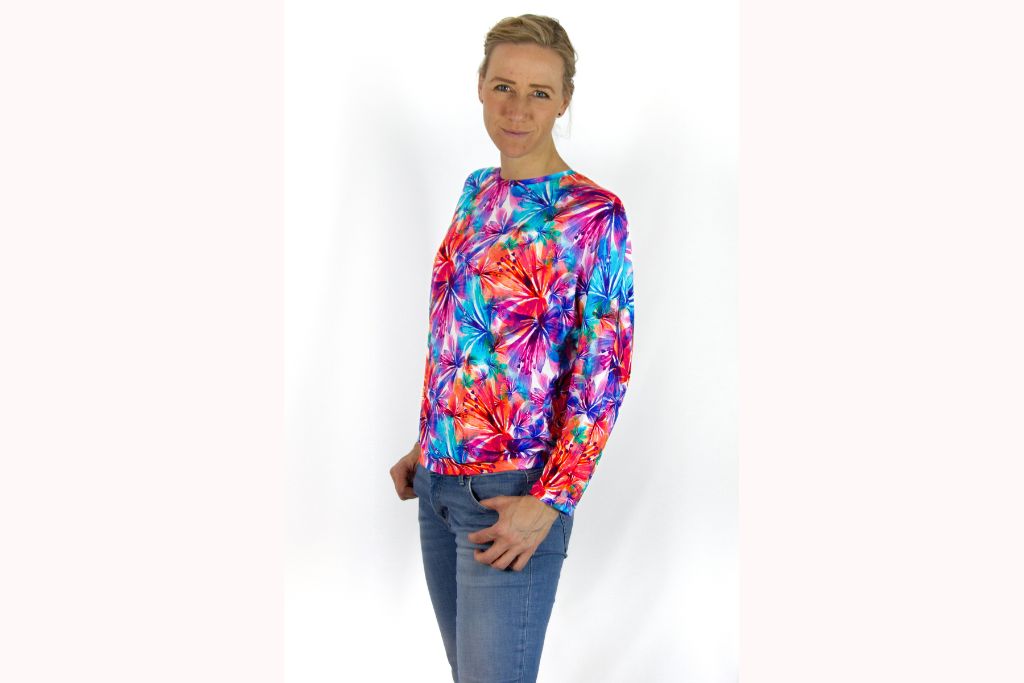 Restmenge 60 cm Viskose Jersey mit großen Blüten, weiß, bunt