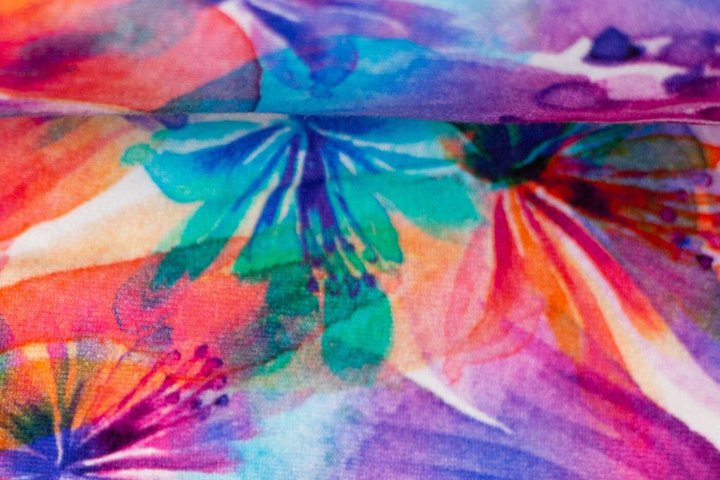 Restmenge 60 cm Viskose Jersey mit großen Blüten, weiß, bunt