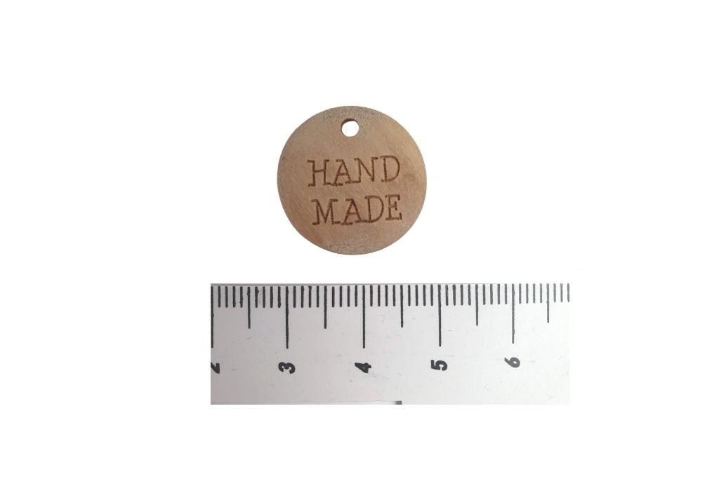 Holzzierteil mit Schriftzug "handmade"