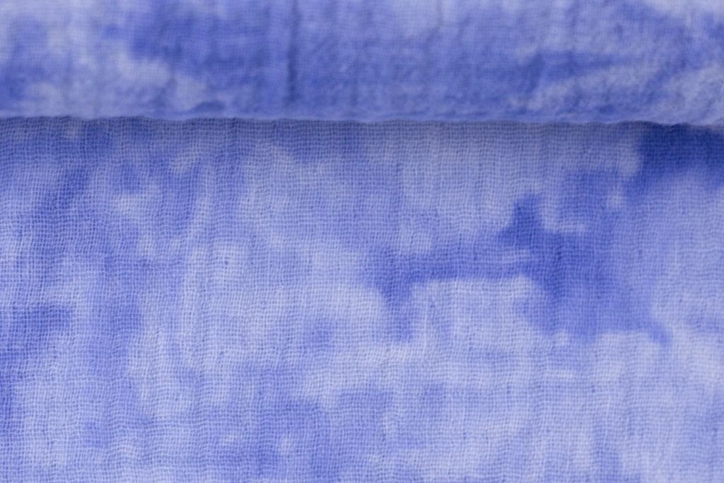 Restmenge 52 cm Batik-Musselin, blau