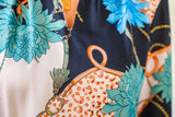 Viskose Satin mit Blumen und Ketten, schwarz, 0,5 m